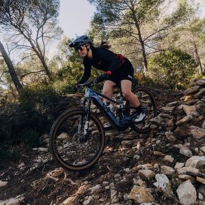 girl riding Embolden E+0 down rocky mountain